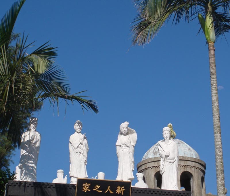 shek kwu chau statues n palms